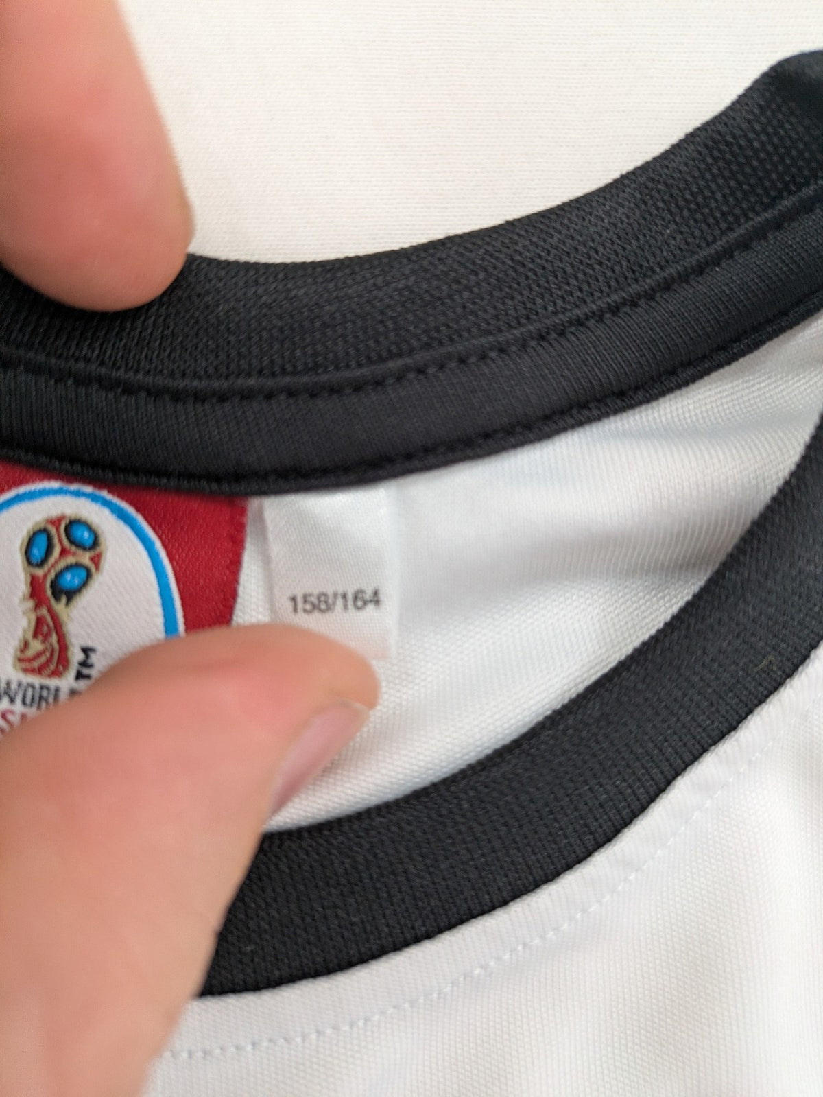 Deutschland FIFA WM 2018 Trikot weiß mit gesticktem Wappen und Nummer 10.
