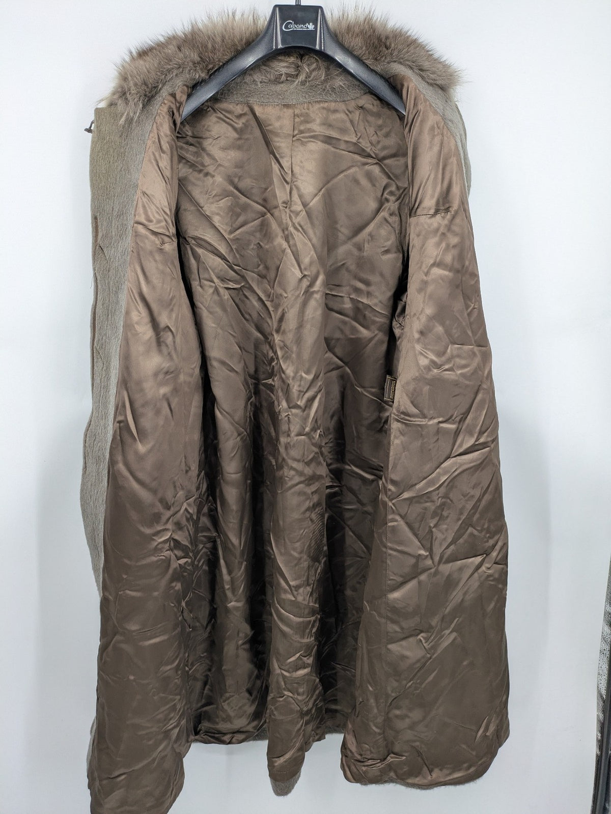 Lama brown vintage coat with fur collar, textured llama-mohair blend, elegant silhouette.