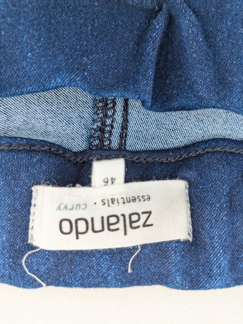 Zalando Essentials blue straight jeans with classic 5-pocket design and elastic waistband.
