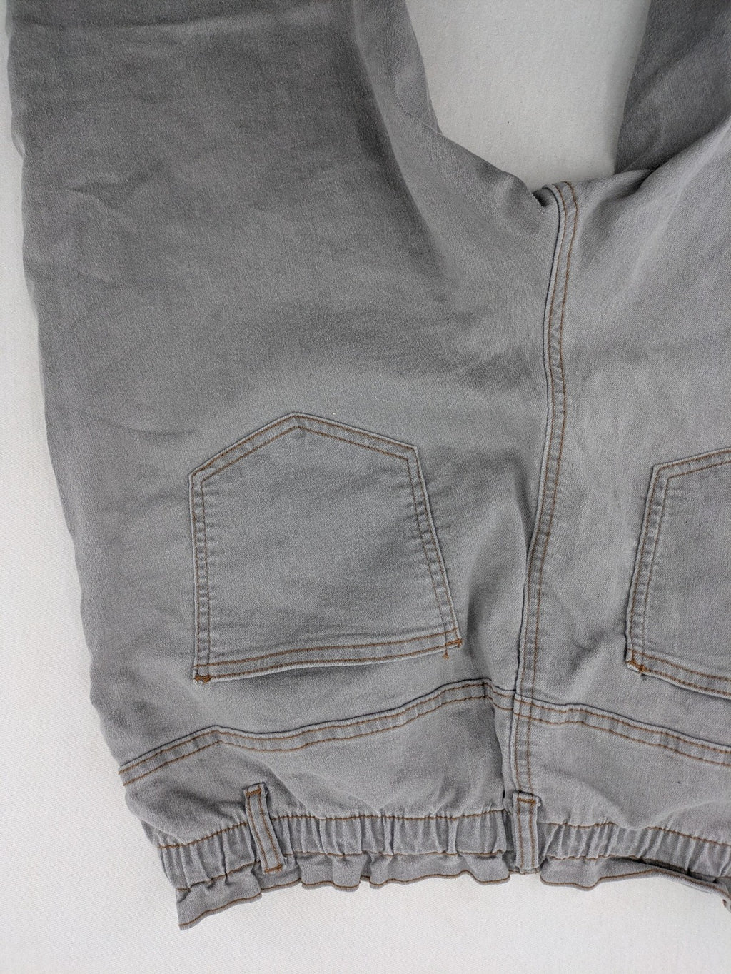 Damen grey paperbag jeans high waist with elastic waistband and contrasting stitching details.