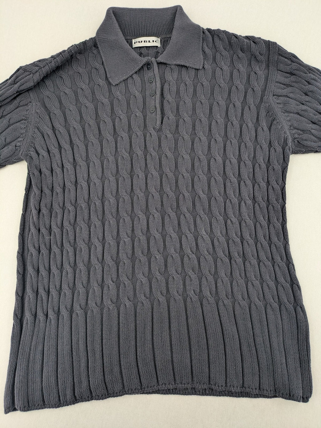 Baumwolle grey turtle neck jumper with cable knit pattern and 3-button collar.
