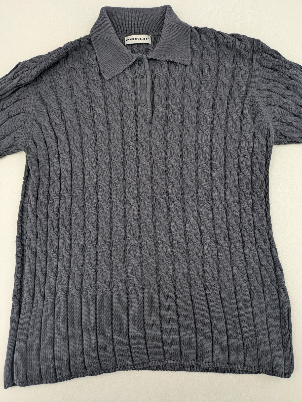 Baumwolle grey turtle neck jumper with cable knit pattern and 3-button collar.
