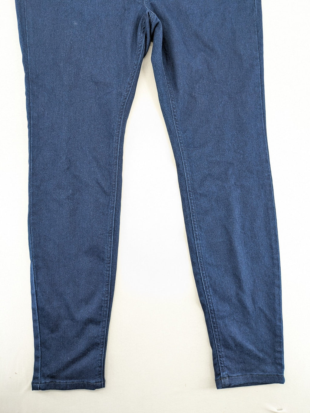 Zalando Essentials blue straight jeans with classic 5-pocket design and elastic waistband.
