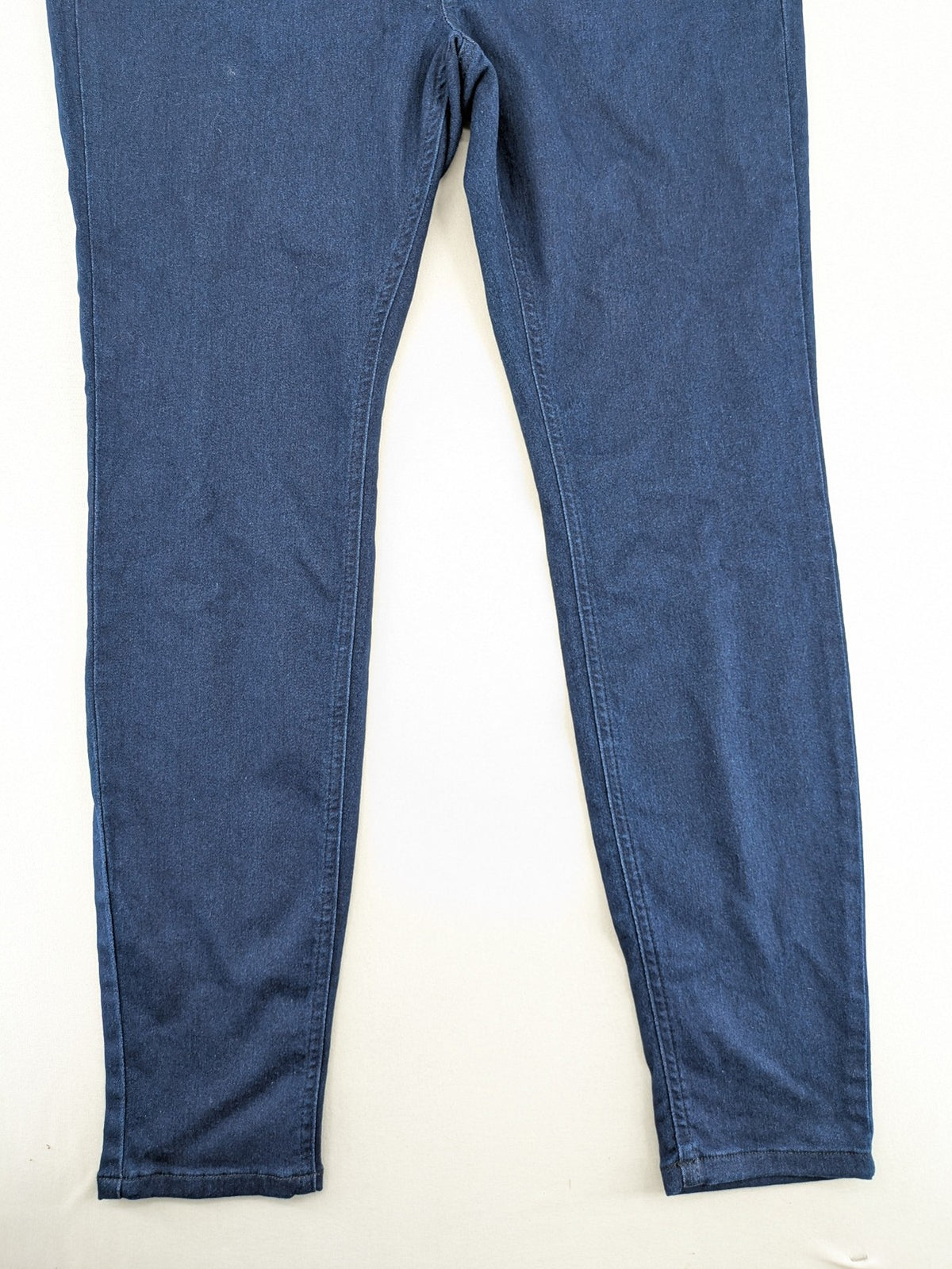 Zalando Essentials blue straight jeans with classic 5-pocket design and elastic waistband.