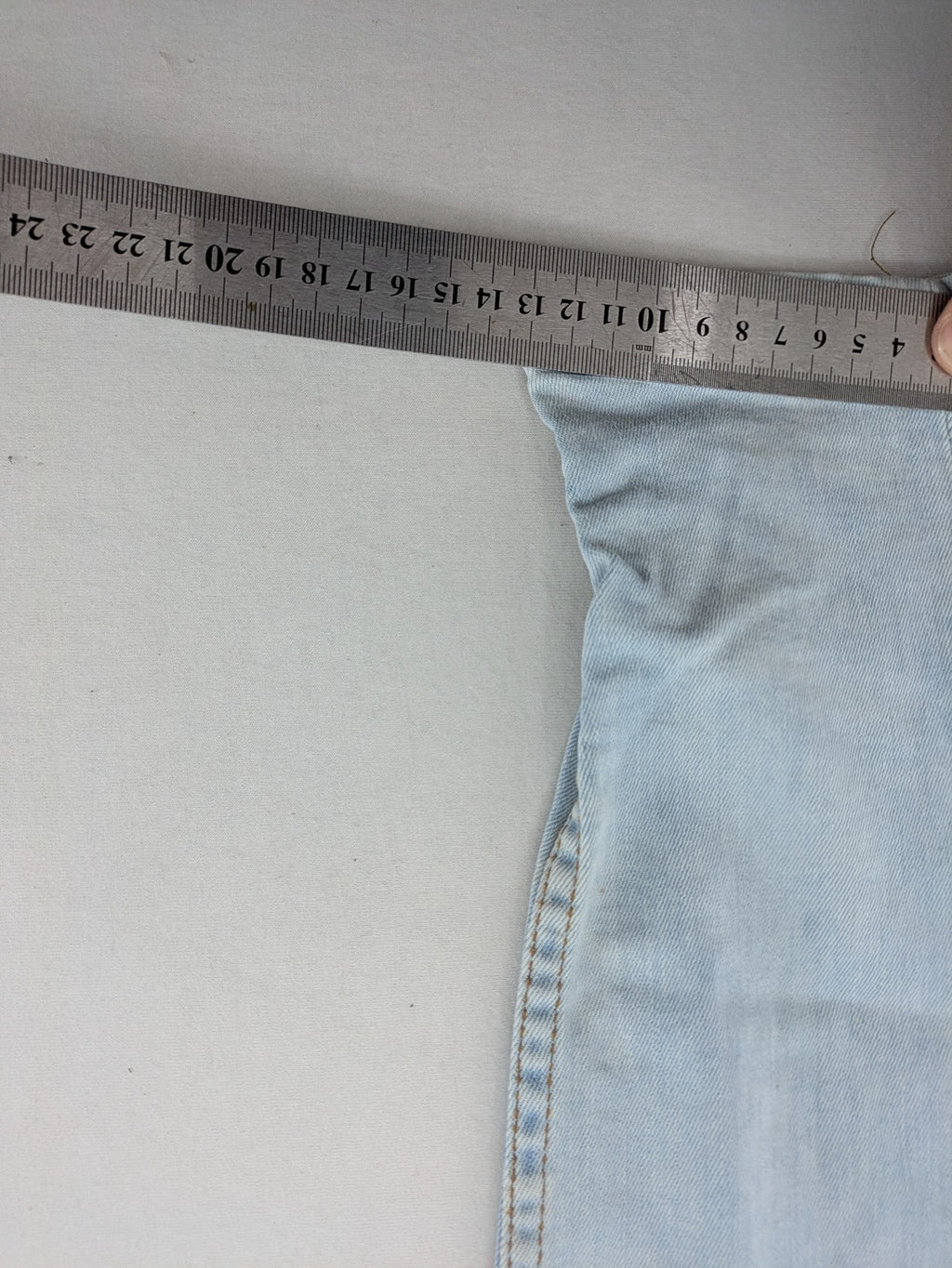 Zara Man blue skinny jeans with acid wash and classic five-pocket design.