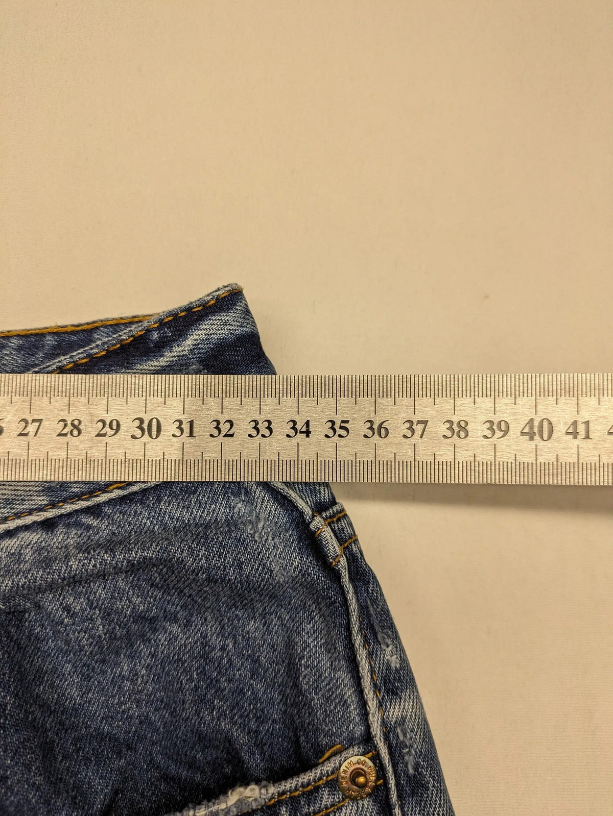 Pull&Bear blue mom jeans high-waist with distressed rips and 100% cotton fabric.