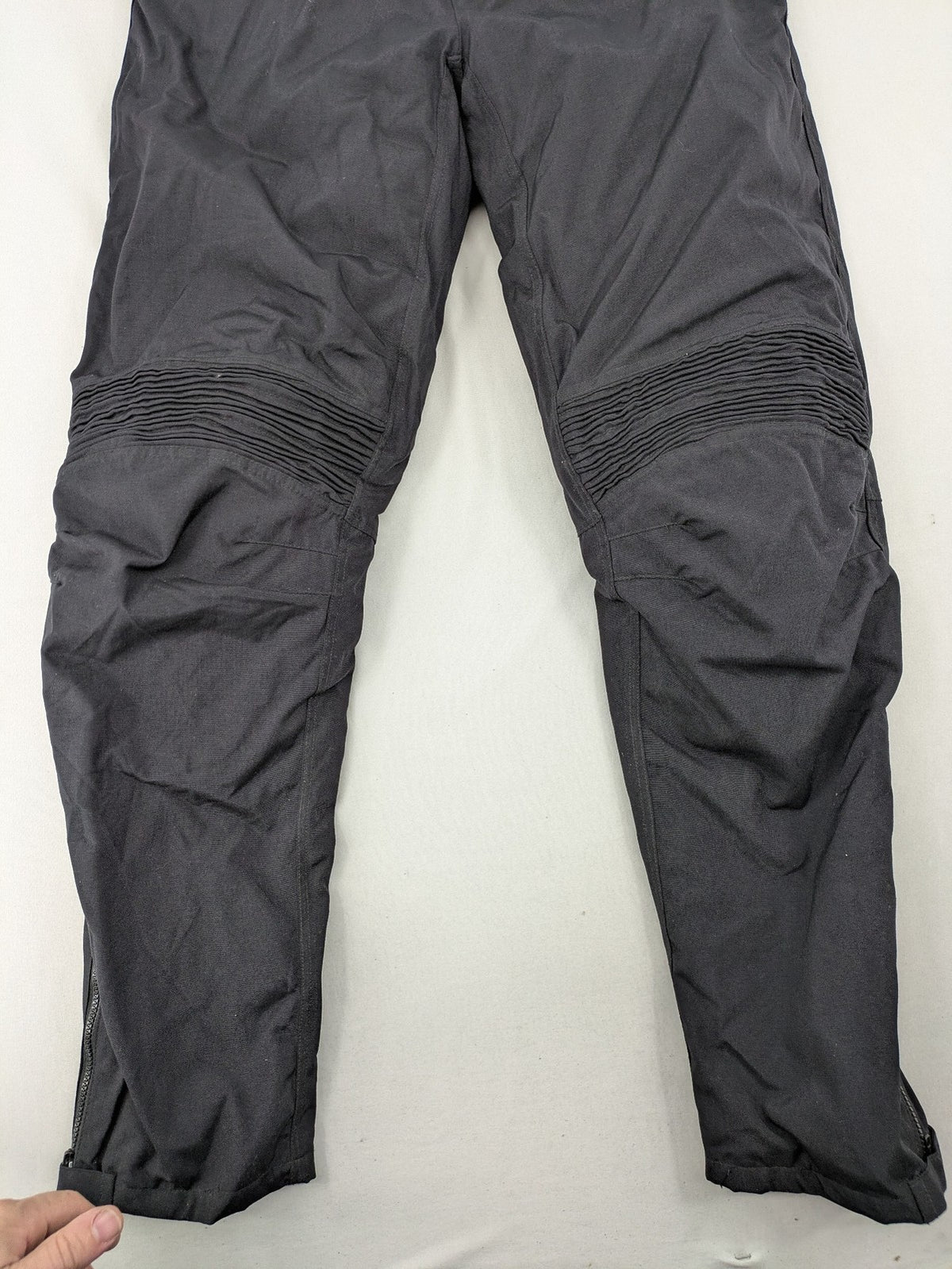 Aero black chaps Cordura fabric with ribbed knee inserts and adjustable waistband.