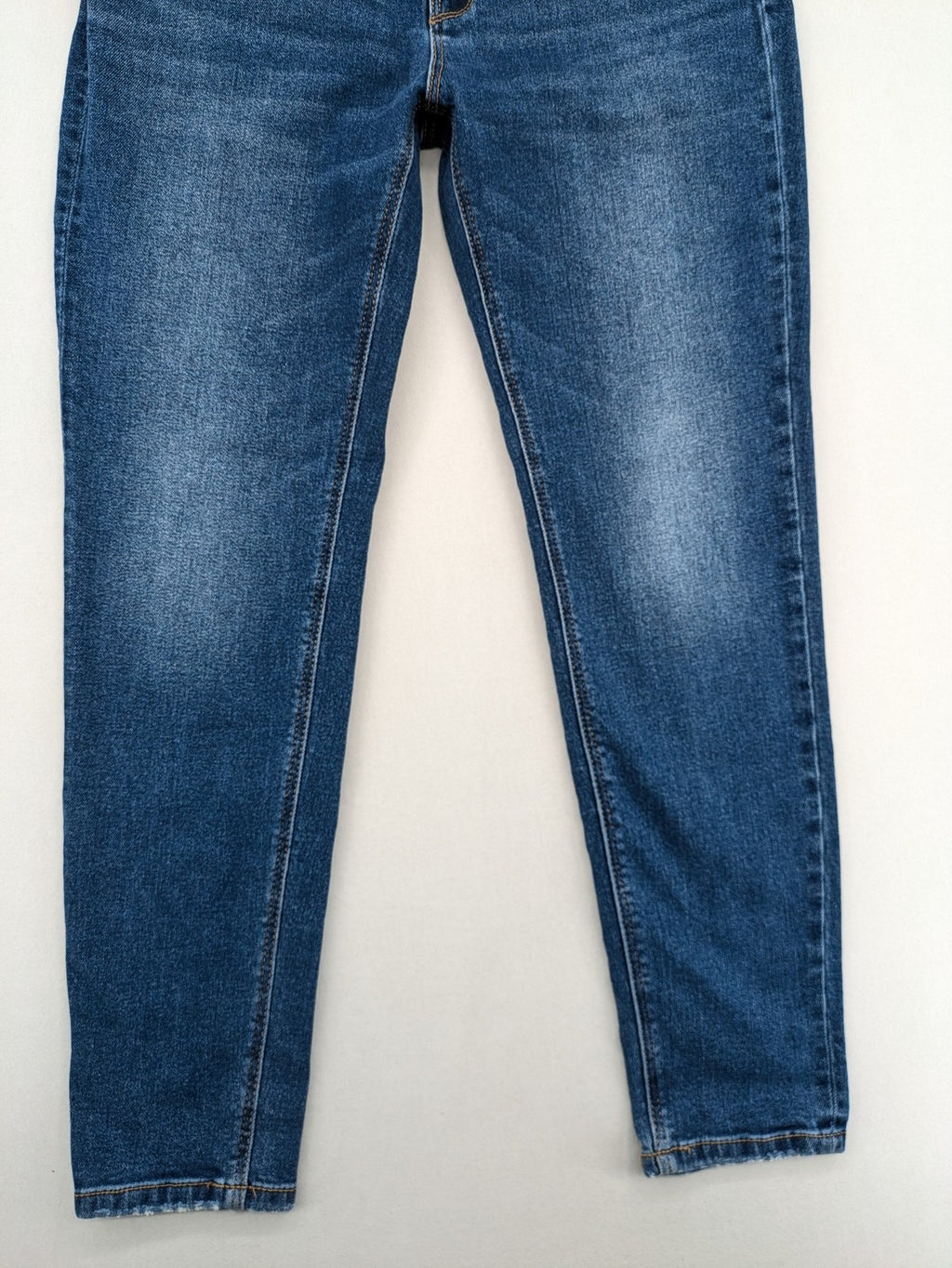 Stradivarius blue low waist skinny jeans with subtle fading and classic denim texture.