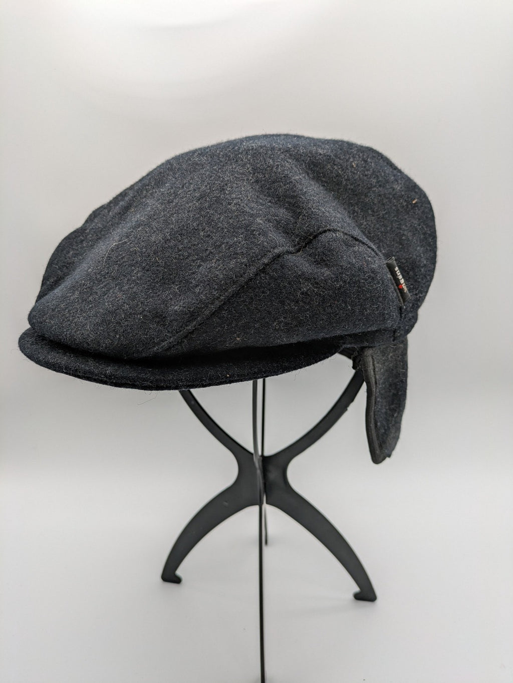 Wigéns grey flat cap wool with foldable ear flaps and classic design.