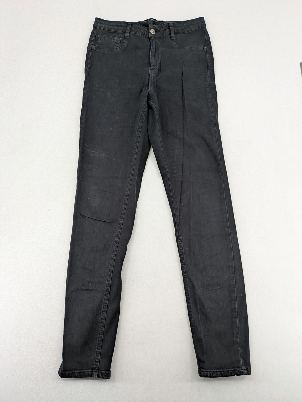 Ginatricot black skinny fit jeans with classic 5-pocket design and button closure.