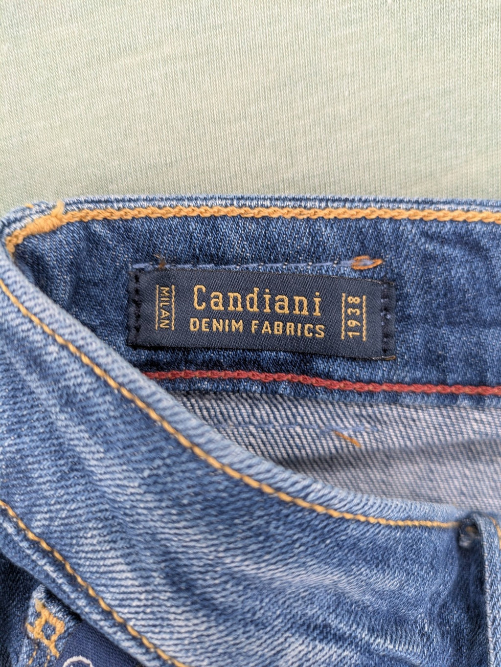 Le Temps des Cerises blue straight jeans, medium wash, 5-pocket design, Candiani denim.