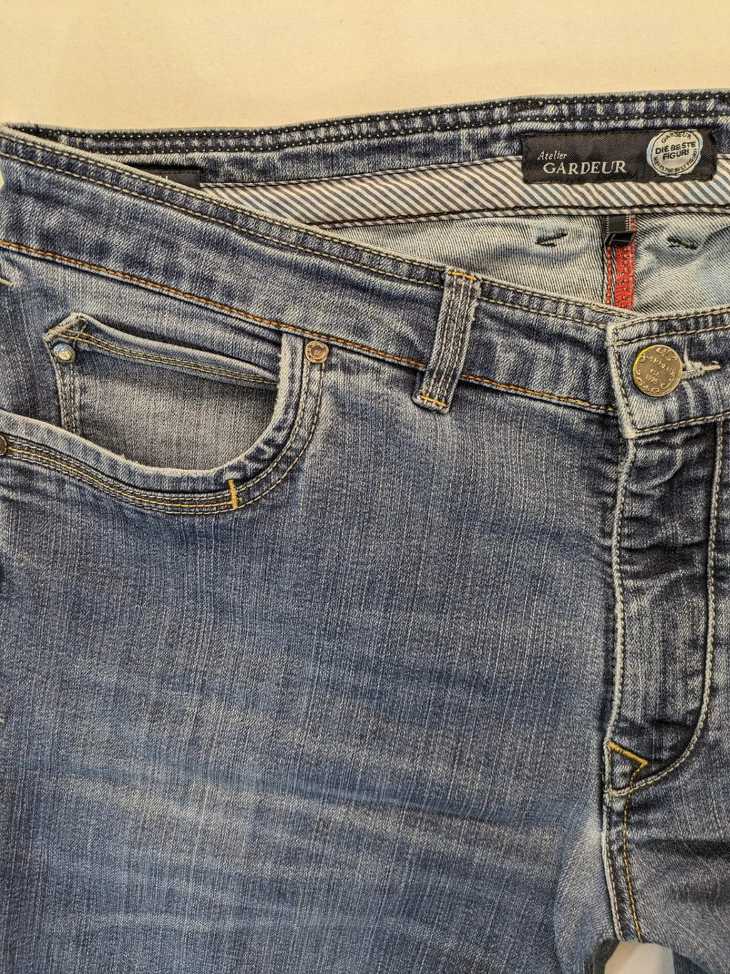 Atelier Gardeur blue straight jeans with five-pocket design and Superflex technology.