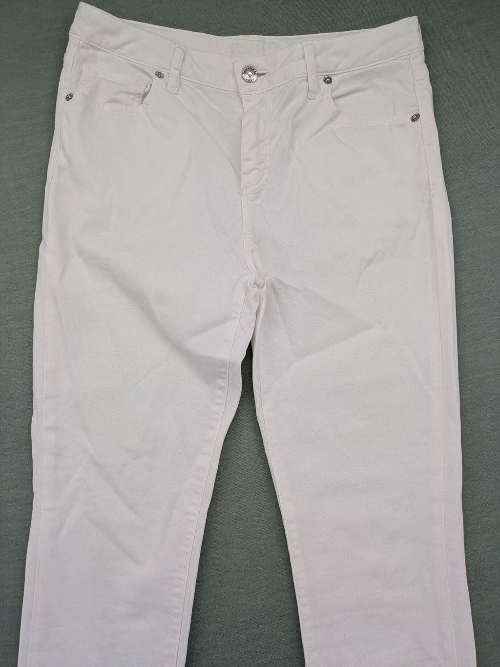Lacoste white straight jeans high rise slim fit with logo and stretch denim material.