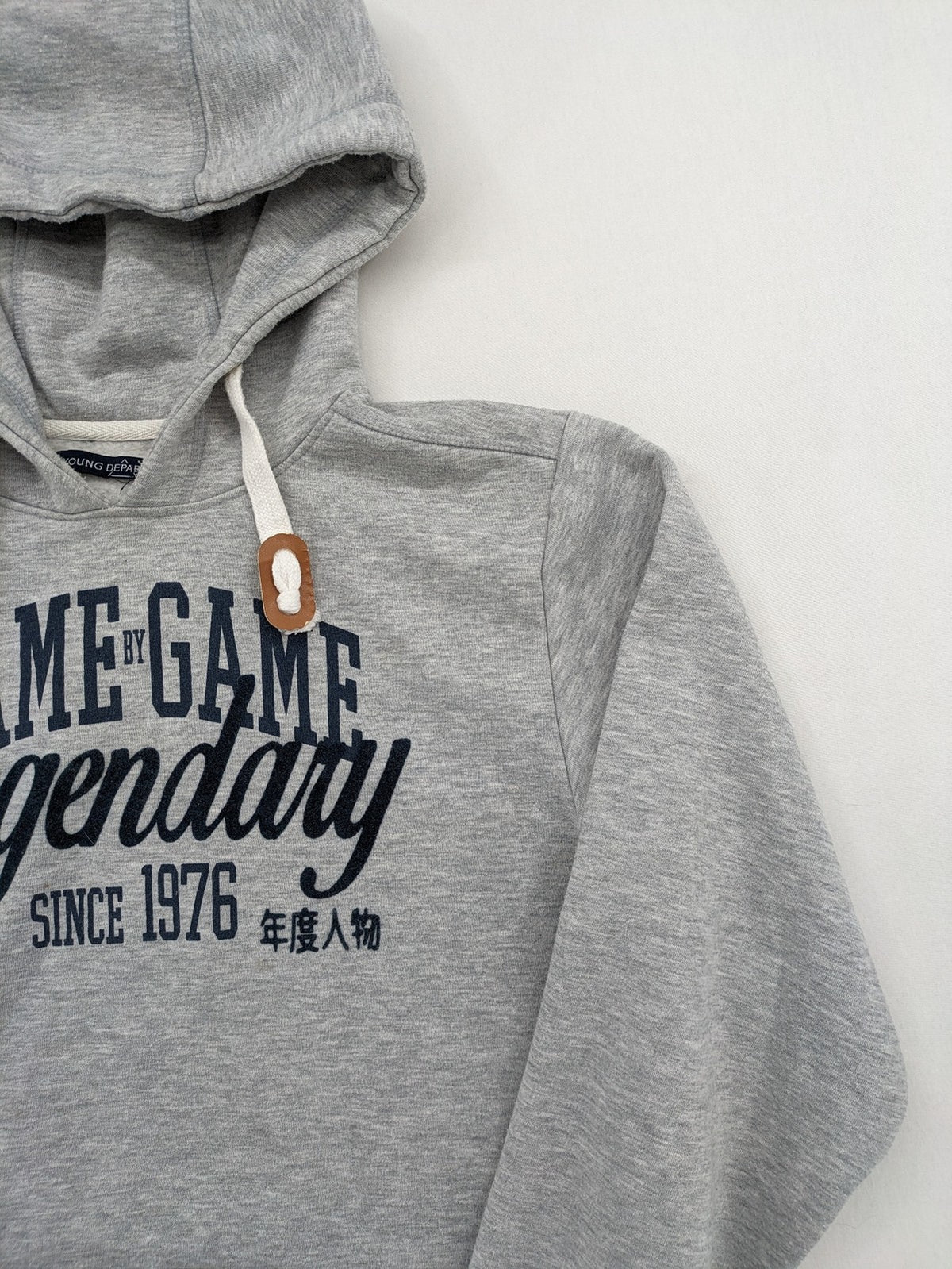 Herren grey zip-through hoodie with "Legendary" graphic print and kangaroo pocket.