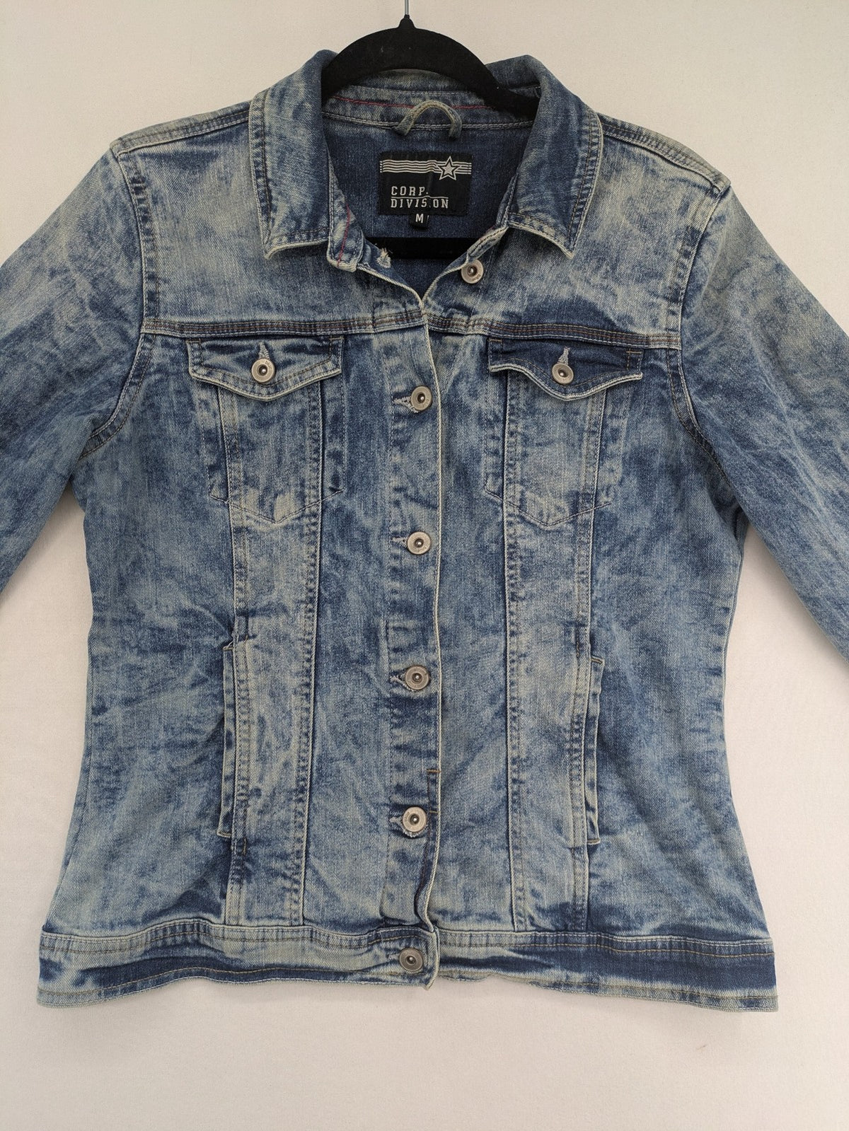 Baumwolle blue denim trucker jacket acid wash with button closure and chest pockets.
