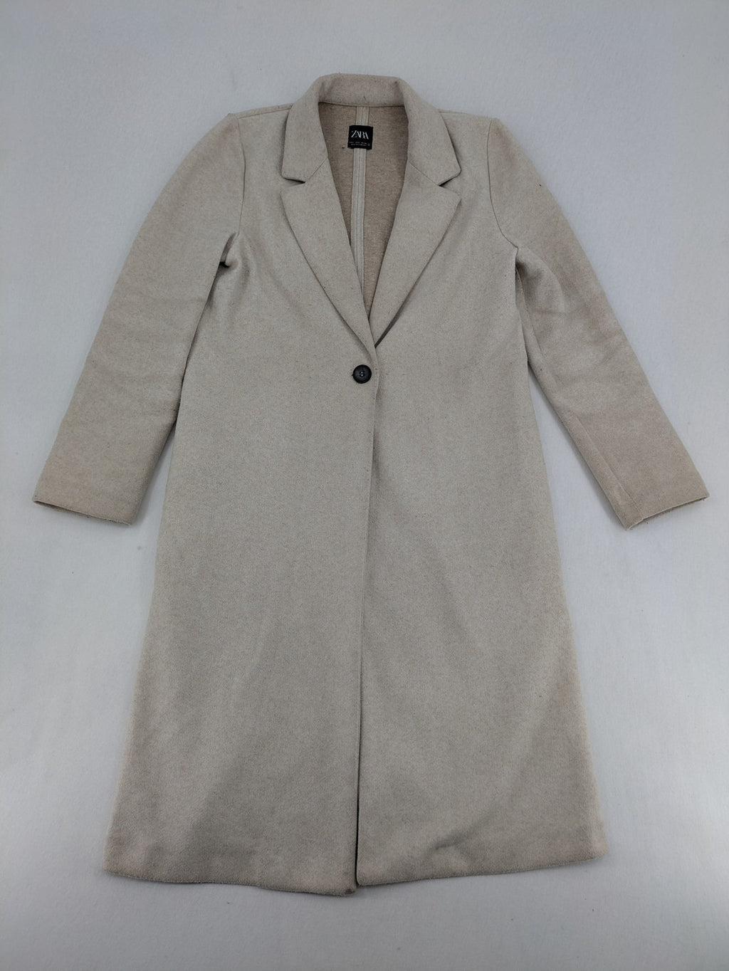 Zara beige coat single-breasted notch lapel classic design with two side pockets.