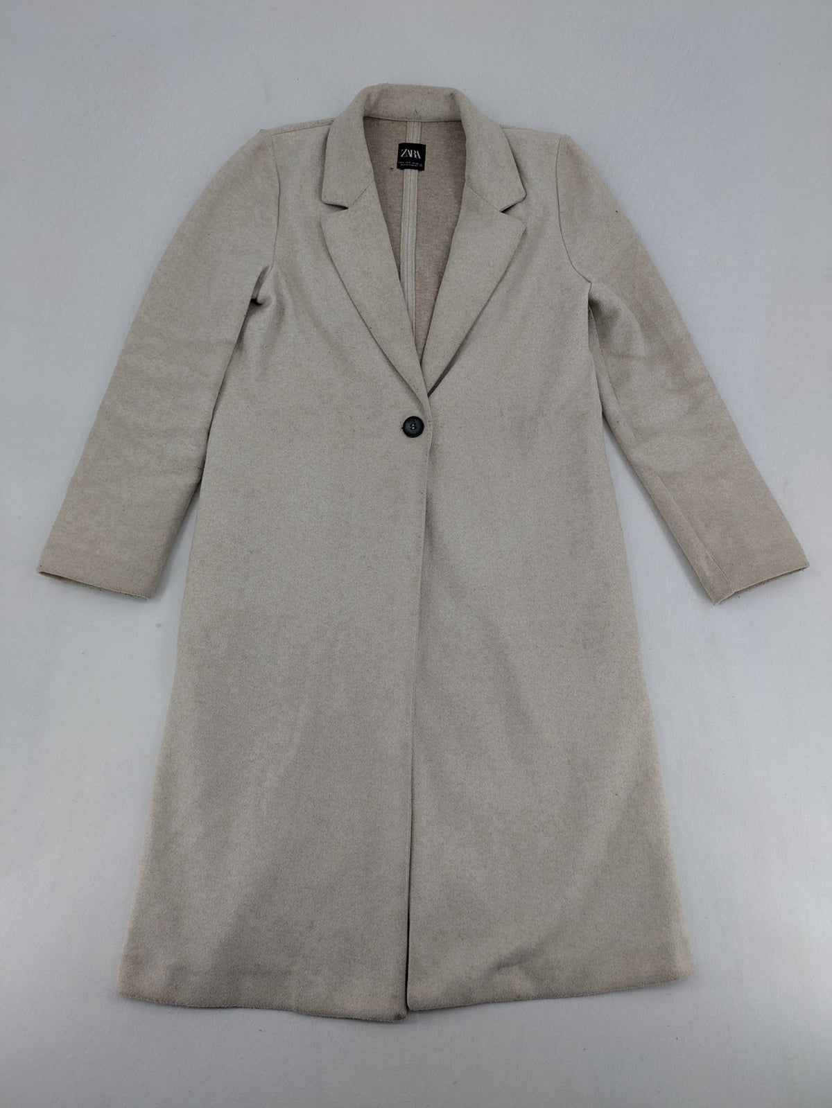 Zara beige coat single-breasted notch lapel classic design with two side pockets.