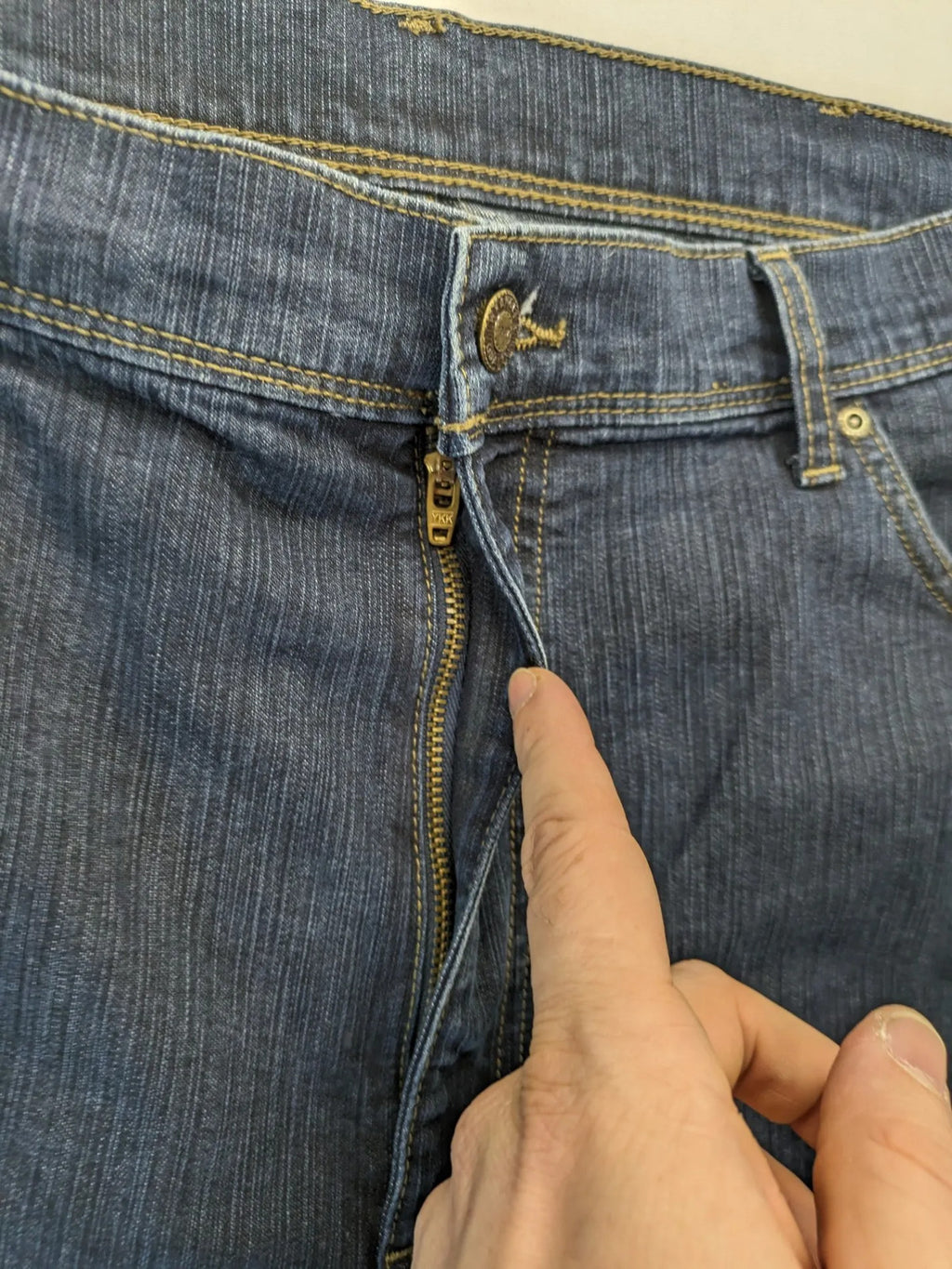 Wrangler straight jeans dark blue wash 5-pocket design with zipper, durable cotton blend.