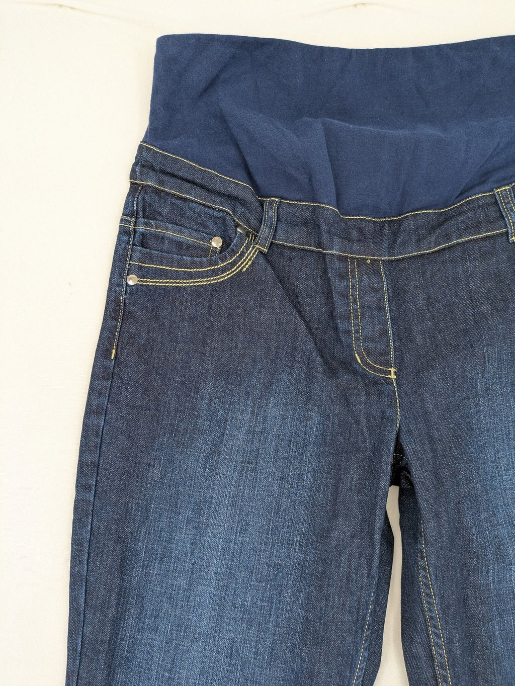 Damen blue bootcut maternity jeans with over-the-belly elastic waistband and classic wash.