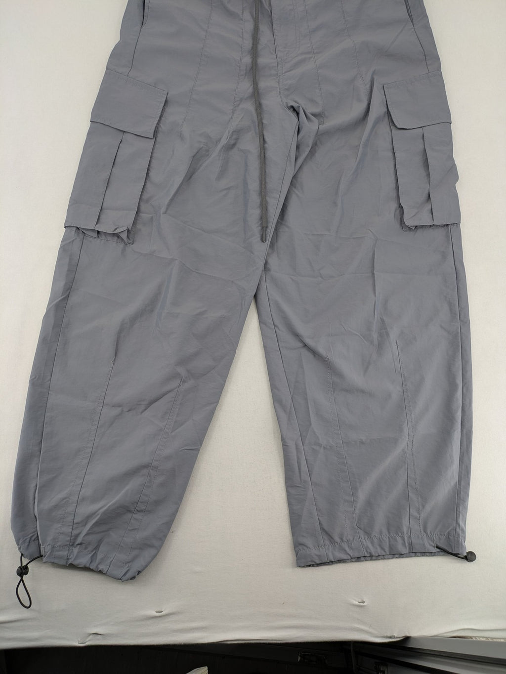 Herren Cargohose grey parachute style with adjustable ankle cuffs and cargo pockets.