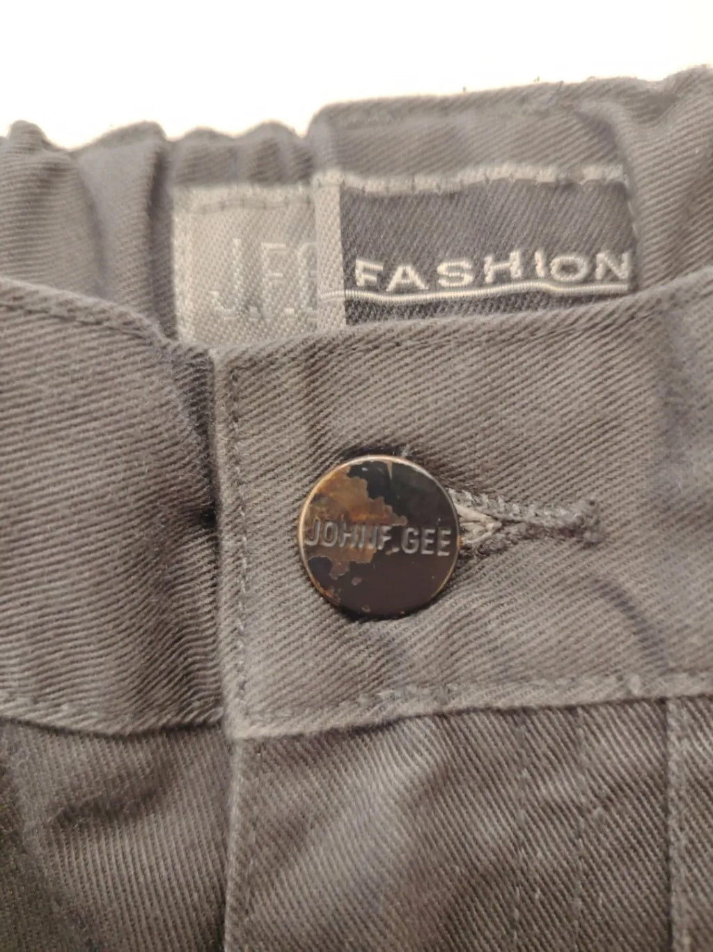 Herren grey cargo pants with multiple pockets, elastic waistband, durable polyester-cotton blend.
