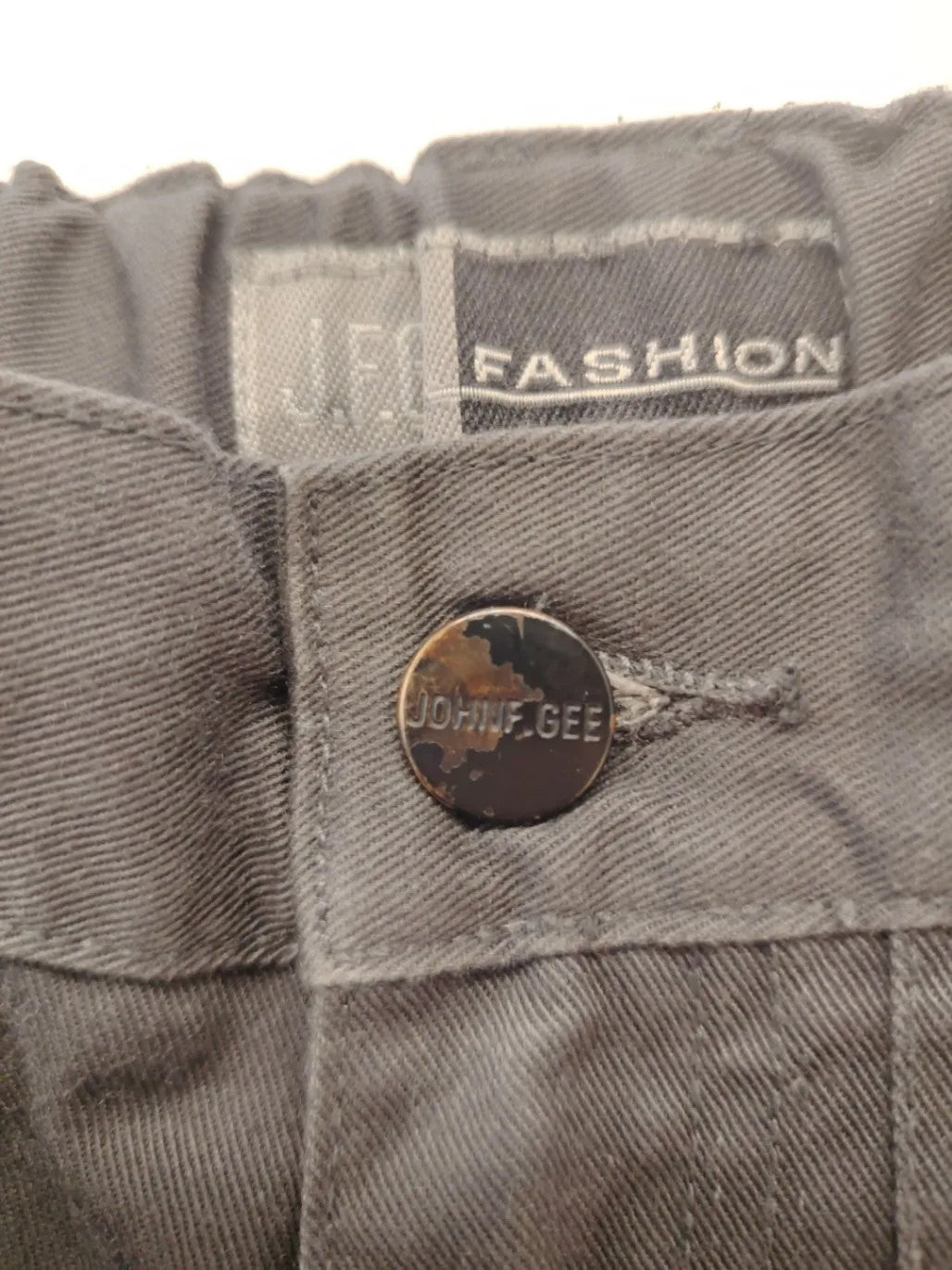 Herren grey cargo pants with multiple pockets, elastic waistband, durable polyester-cotton blend.