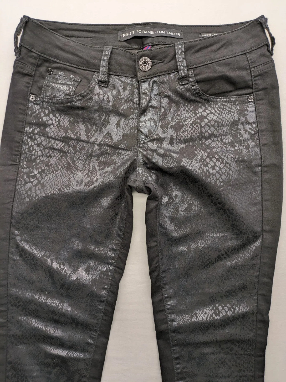 Tom Tailor black and grey skinny jeans with snake print and ankle zippers.
