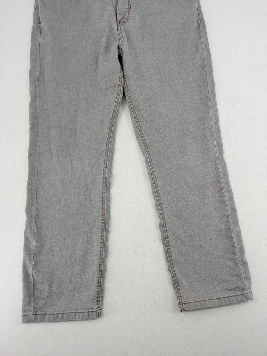 Damen grey paperbag jeans high waist with elastic waistband and contrasting stitching details.