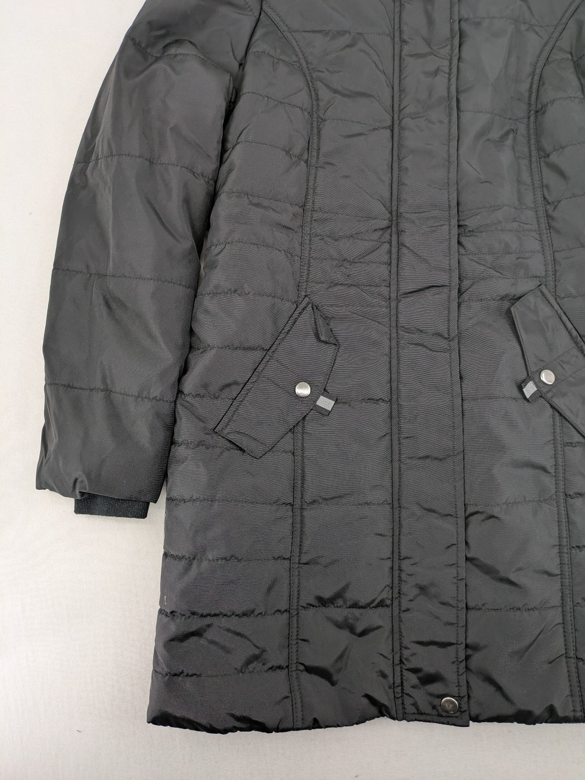 Vero Moda black quilted jacket with hood, reflective stripes, nylon material.