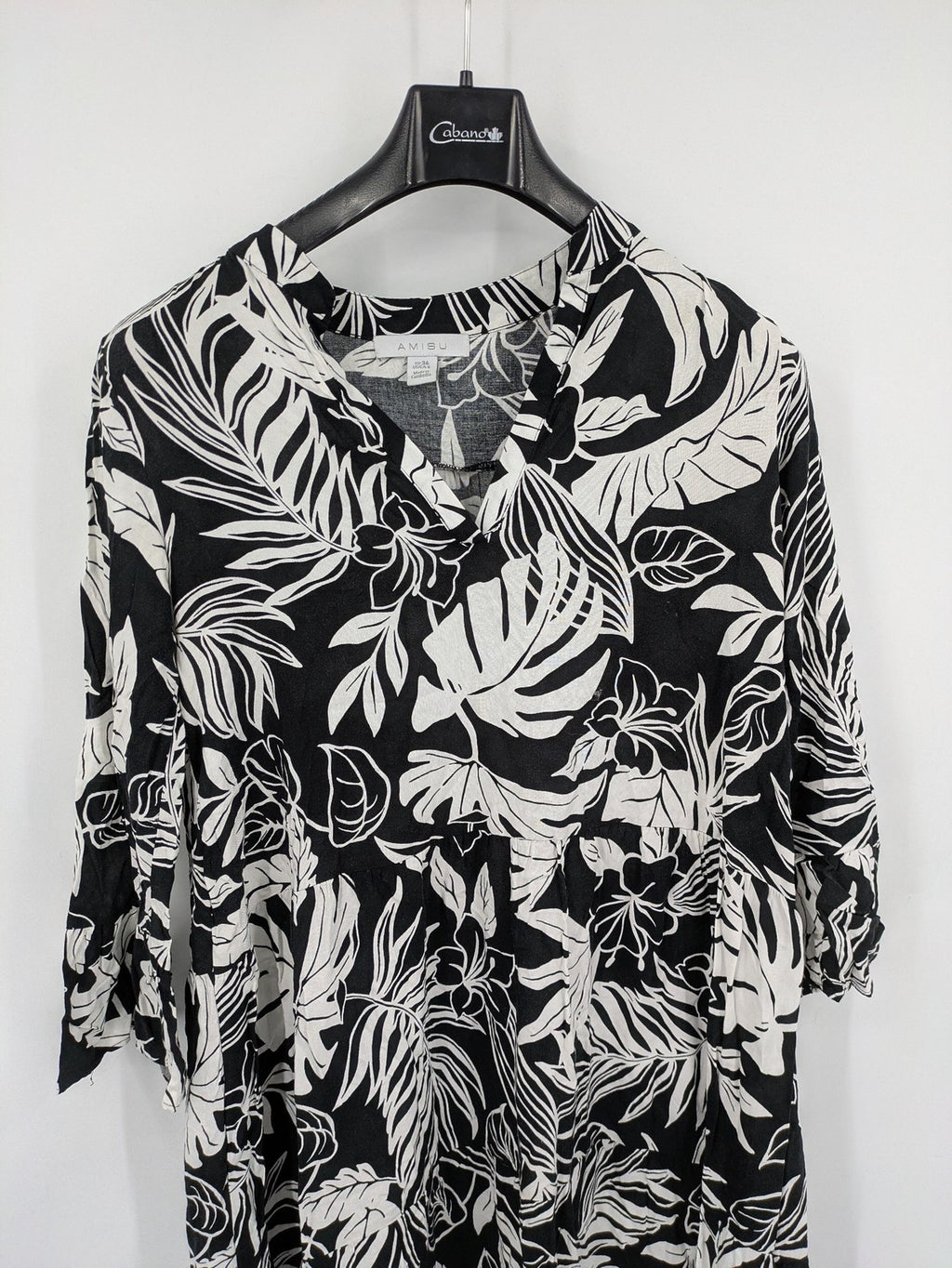 Amisu black and white floral midi dress, lightweight viscose, V-neck, 3/4 sleeves.