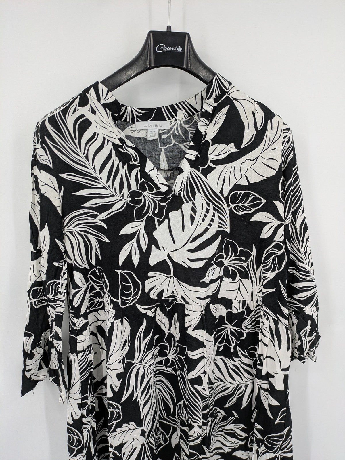 Amisu black and white floral midi dress, lightweight viscose, V-neck, 3/4 sleeves.