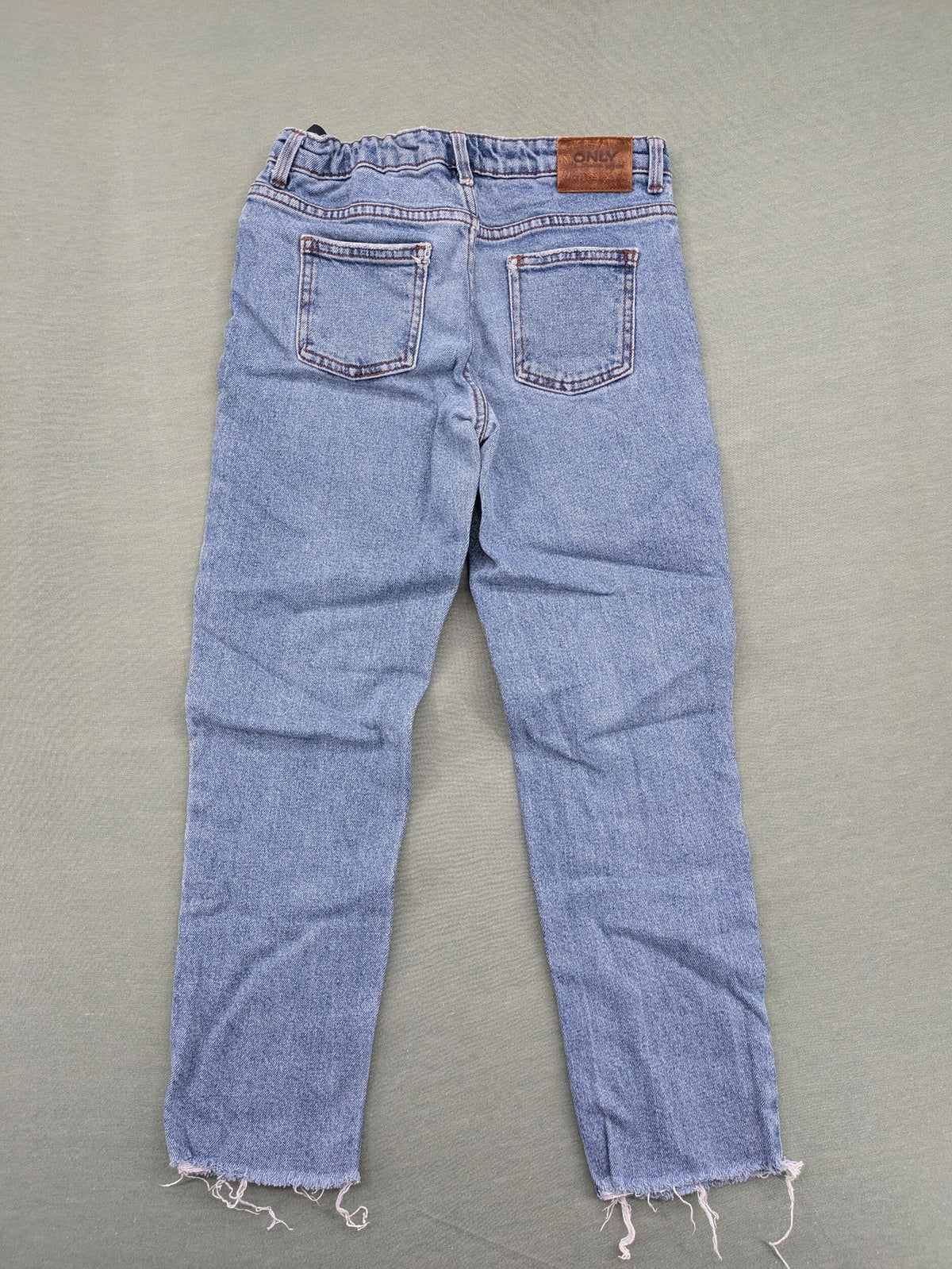KIDS ONLY blue straight jeans with frayed hem and classic 5-pocket design.