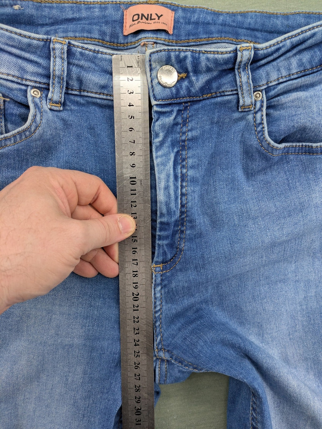 ONLY blue skinny jeans with frayed raw hem and classic 5-pocket design.