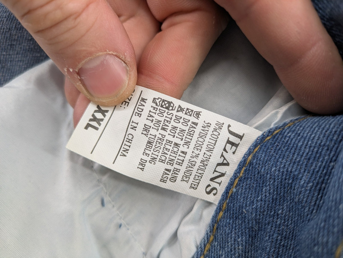 Straight Leg blue straight jeans high waist with classic denim material and button closure.