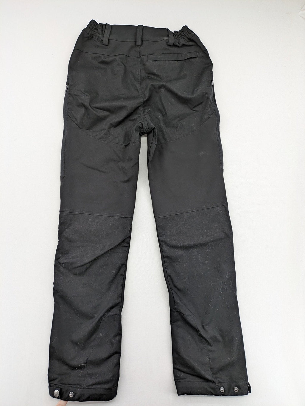 High Mountain black cargo pants with multiple pockets and durable stretch material.
