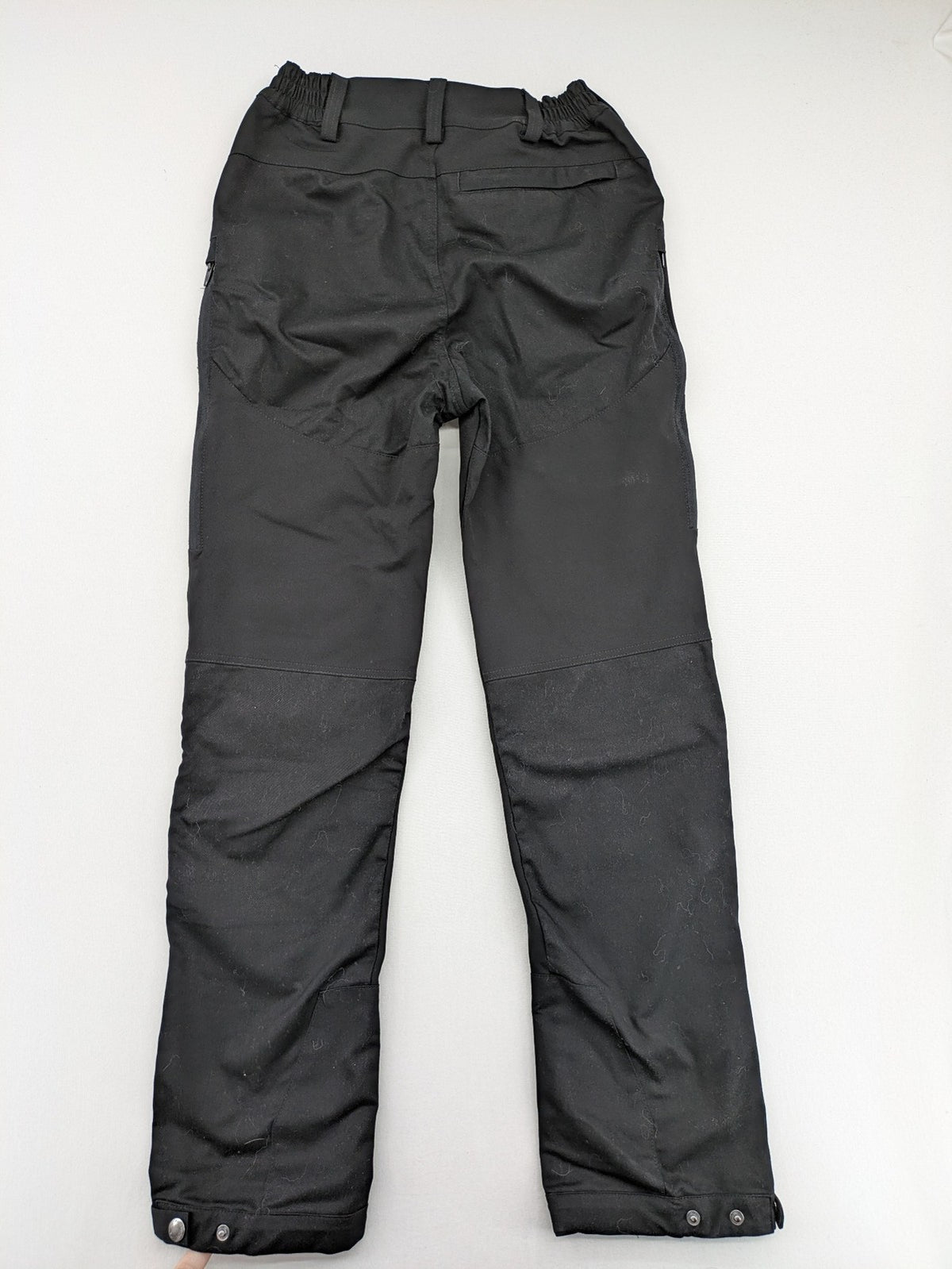 High Mountain black cargo pants with multiple pockets and durable stretch material.