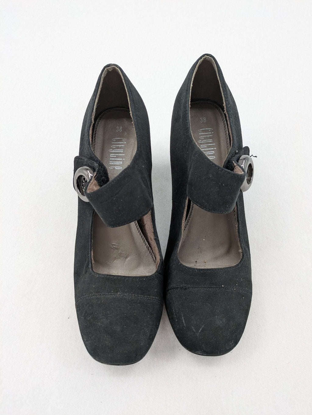 Elegante black high heels Mary Jane style with decorative button and block heel.