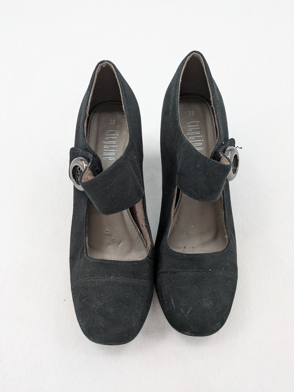 Elegante black high heels Mary Jane style with decorative button and block heel.
