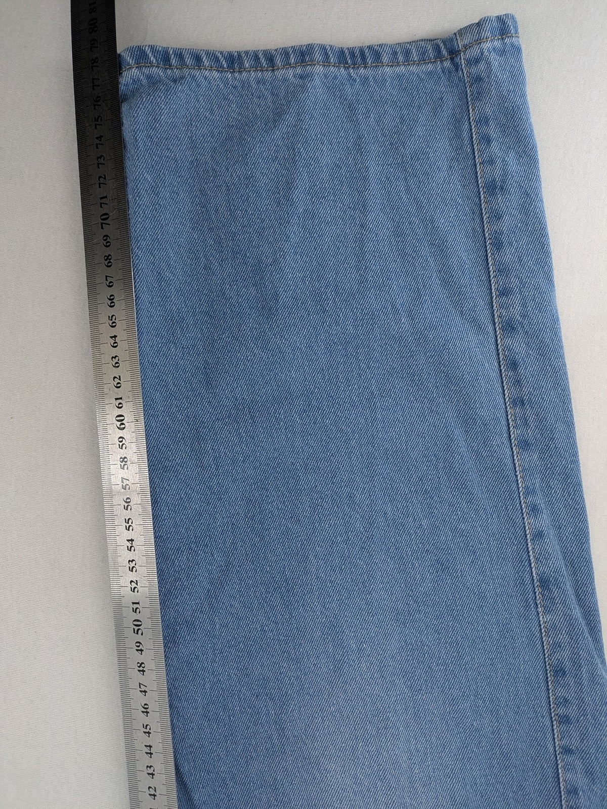 ONLY blue straight jeans with multiple pockets and zipper/button closure, made of 100% cotton.