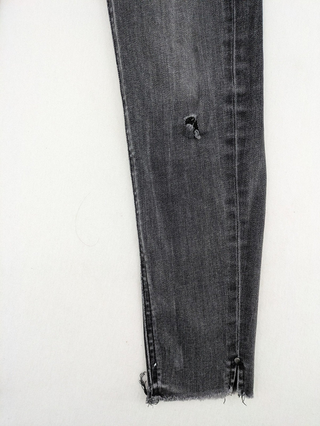 Stradivarius grey skinny jeans with distressed finish and ankle zippers, five-pocket style.