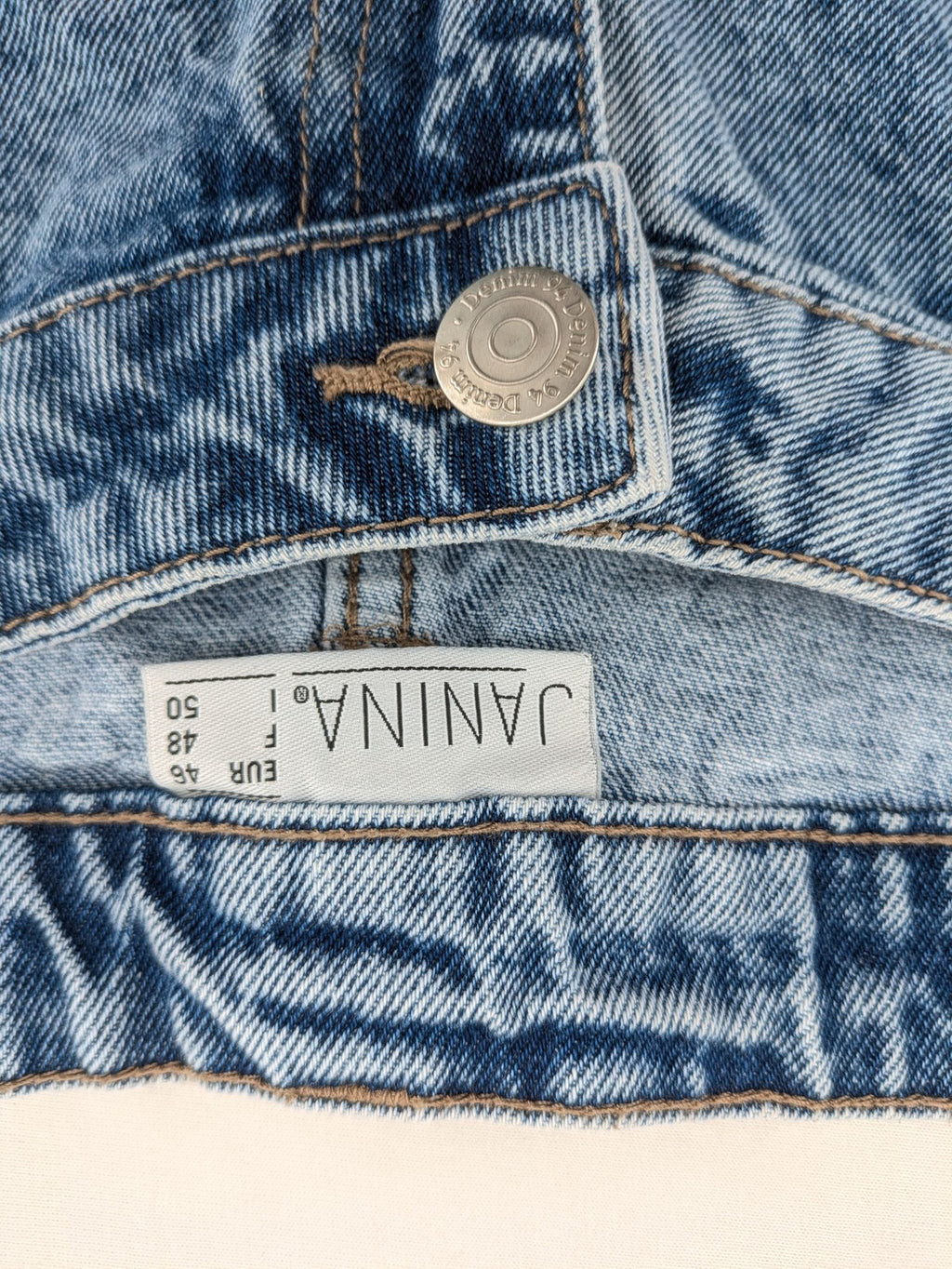 Janina blue mom jeans high-waist tapered leg with classic 5-pocket design.
