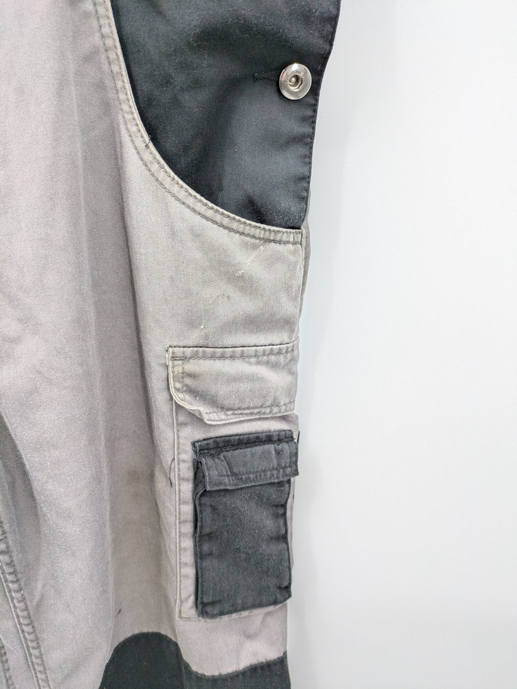 Herren Latzhose grey with black accents, multiple cargo pockets, durable polyester-cotton blend.