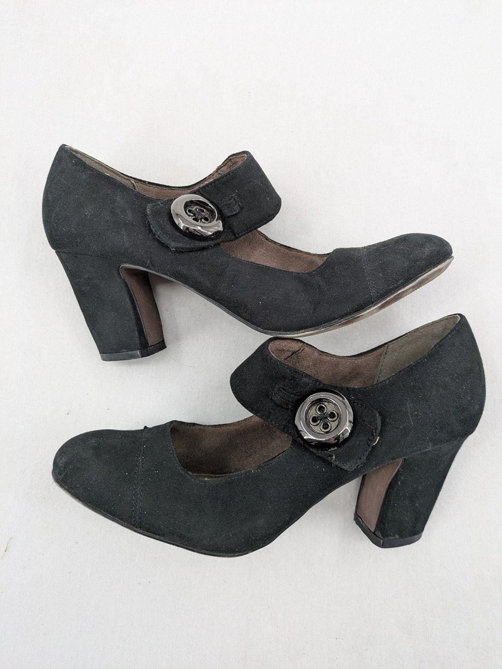 Elegante black high heels Mary Jane style with decorative button and block heel.