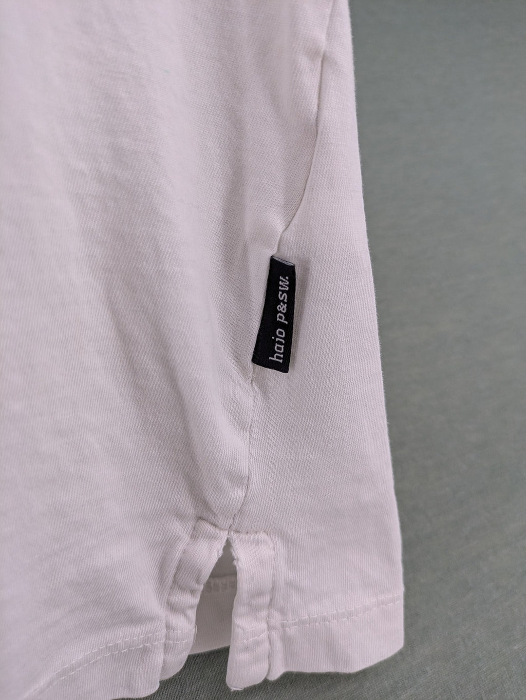 Hajo white short-sleeve t-shirt with subtle logo embroidery and side slits.