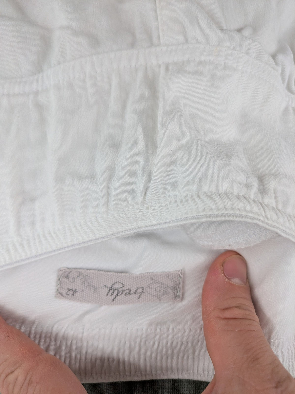 TREDY white capri pants with delicate floral embroidery and wide comfort waistband.
