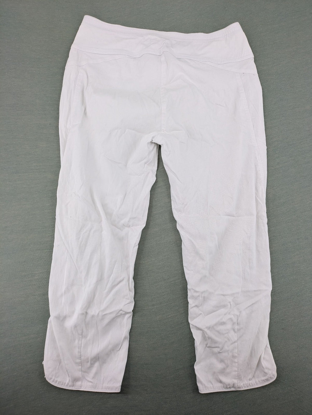 TREDY white capri pants with delicate floral embroidery and wide comfort waistband.