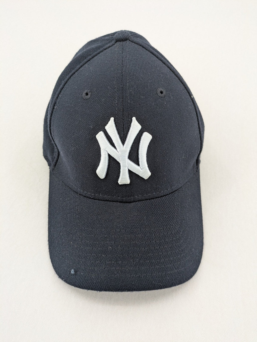 New Era 39THIRTY cap navy blue embroidered New York Yankees logo, stretch-fit design.
