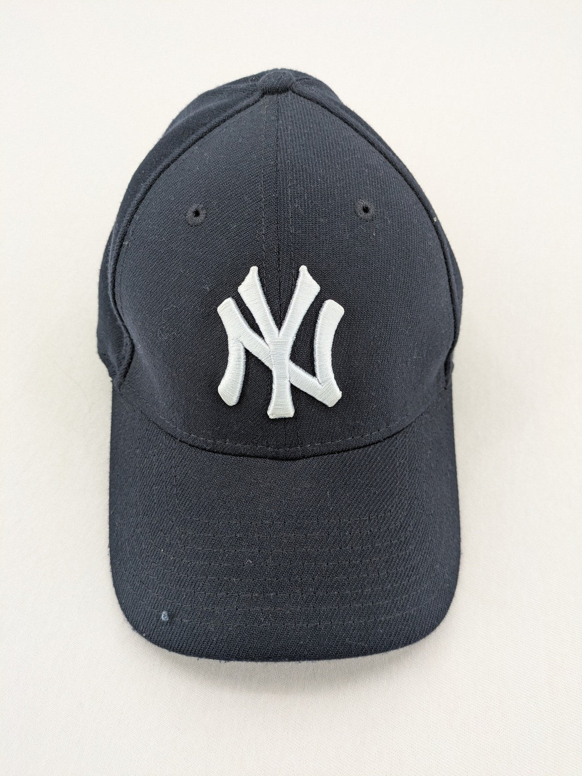 New Era 39THIRTY cap navy blue embroidered New York Yankees logo, stretch-fit design.