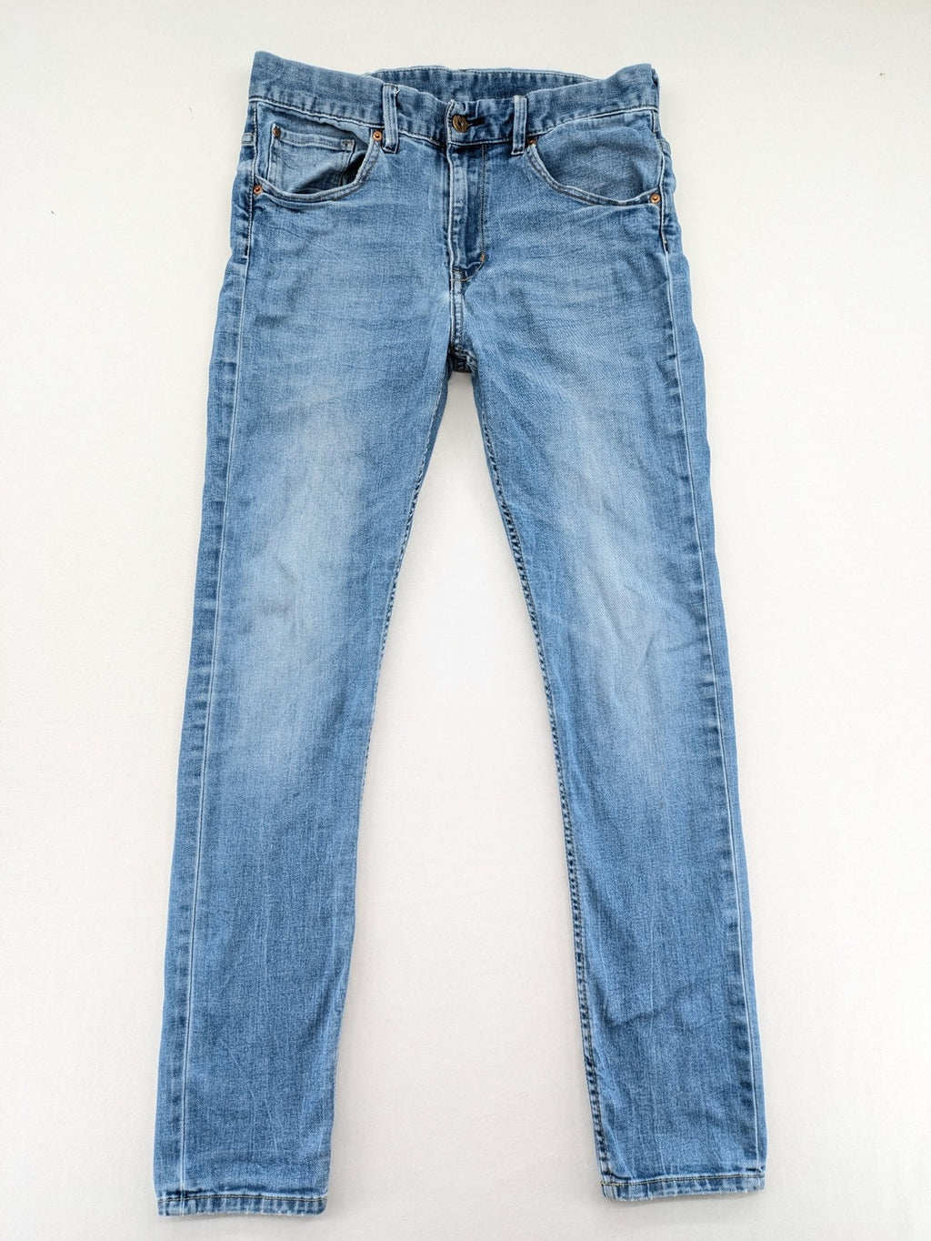 H&M blue skinny fit jeans with classic 5-pocket design and stretch cotton material.