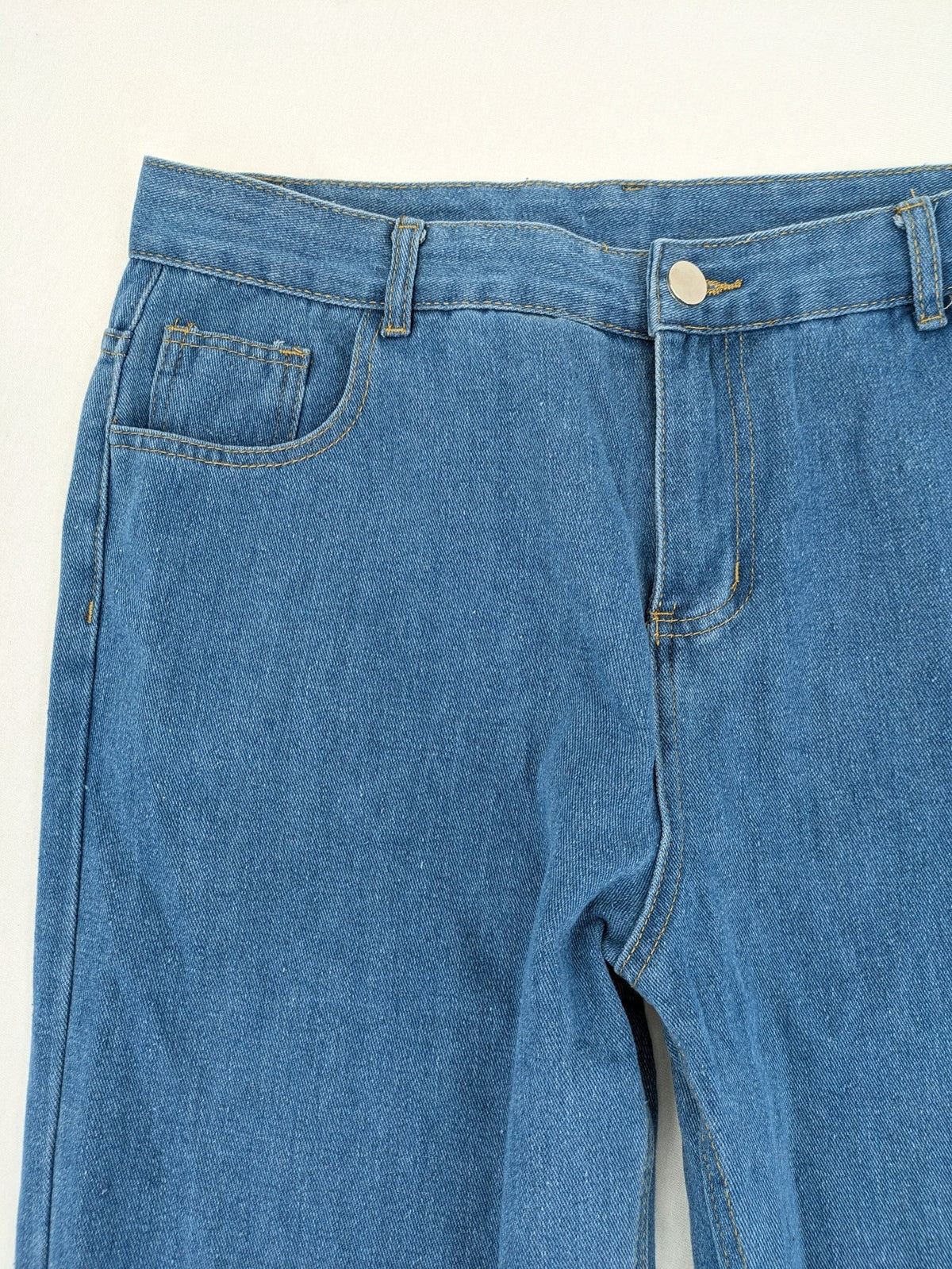 Straight Leg blue straight jeans high waist with classic denim material and button closure.